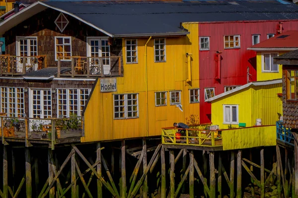 Casa amarilla sobre pilotes palafitos en Castro, Isla Chiloé, Patagonia — Foto de Stock