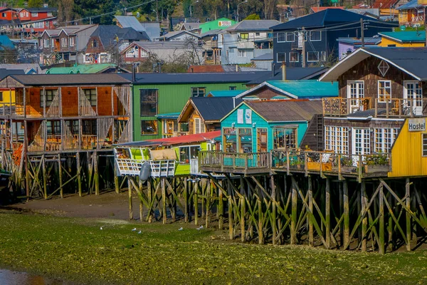 Krásné coorful domy na kůlech palafitos v Castro, ostrov Chiloé — Stock fotografie