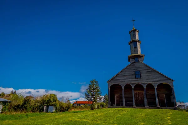 Quinchao 교회, 푸른 하늘 배경으로 아름 다운 화창한 날에 칠레 남쪽 Chiloe 섬에 위치한 세계 유산 나무 교회 중의 Chiloe, 칠레-9 월 27, 2018: 외관 보기 — 스톡 사진