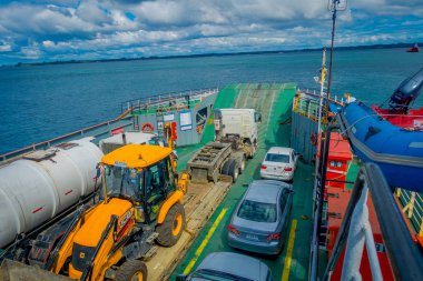 Chiloe, Şili - Eylül, 27, 2018: feribot ve yolcu Chiloe Adası için Şili anakarasından geçiş için içinde otomobillerin görünümünün üst