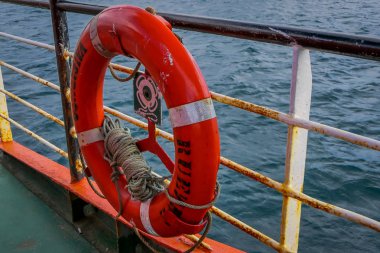 Chiloe, Şili - Eylül, 27, 2018: Şili anakara havada feribot içinde portakal cankurtaran açık görünümü