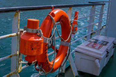 Chiloe, Şili - Eylül, 27, 2018: Şili anakara havada feribot içinde portakal cankurtaran açık görünümü