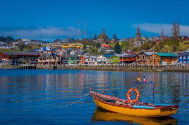 Chiloe, Şili - Eylül, 27, 2018: Bazı tekneler Chiloe Adası Şili'deki chonchi limanında açık görünüm