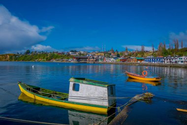 Chiloe, Şili - Eylül, 27, 2018: Bazı tekneler Chiloe Adası Şili'deki chonchi limanında açık görünüm