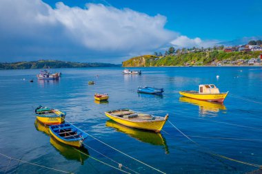 Chiloe, Şili - Eylül, 27, 2018: Üst üste fishermans Chiloe Adası Şili'deki chonchi limanında için kullanılan bazı teknelerin açık görünüm