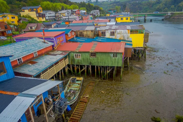 竹馬に乗ってカストロ、チロエ島 palafitos を住宅美しいとカラフルな上 — ストック写真