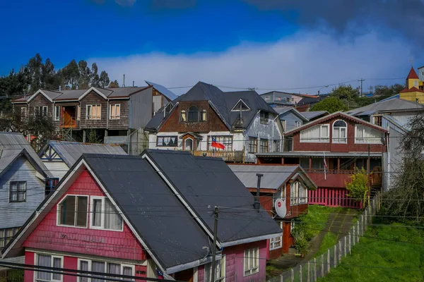 Nad zobrazením střeše barevné domy v horizont se nachází v Castro, ostrov Chiloé — Stock fotografie