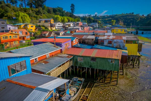 Ovanför vackra färgglada hus på styltor palafitos i Castro, Chiloe Island — Stockfoto