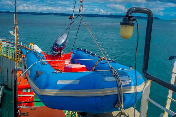 Chiloe, Chile - 27 září 2018: Zblízka vodní dopravy uvnitř trajektu na chilské pevnině na ostrově Chiloé — Stock fotografie