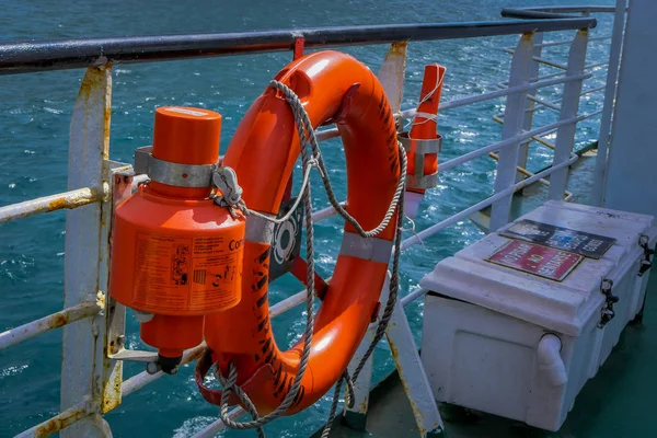 CHILOE, CHILE - 27 DE SEPTIEMBRE DE 2018: Vista al aire libre del salvavidas naranja dentro del ferry en el continente de Chile — Foto de Stock
