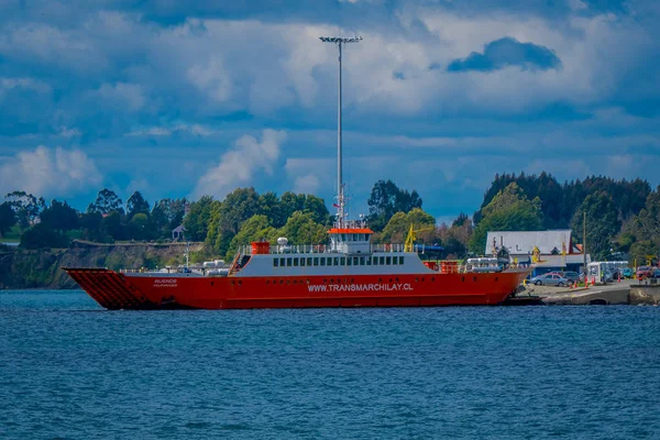 CHILOE, CHILE - 27 сентября 2018 года: Паром, пересекающий море между Паргуа на материке Чили и Чакао на острове Хлоя — стоковое фото