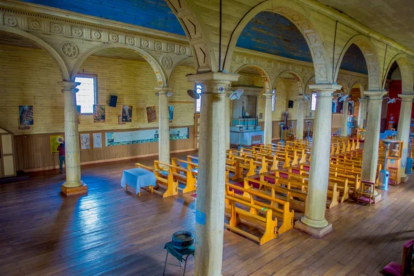 มุมมองในร่มของโบสถ์ที่ทําจากไม้ใน Chonchi เกาะ Chiloe ในชิลี Nuestra Senora del Rosario และเธอ — ภาพถ่ายสต็อก