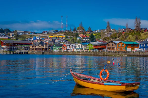 CHILOE, CHILE - 27 DE SEPTIEMBRE DE 2018: Vista al aire libre de algunos barcos en el puerto de chonchi en la isla de Chiloé Chile — Foto de Stock