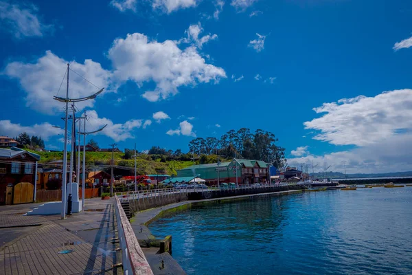 Chiloe, Chile - 27 září 2018: Venkovní pohled některých vozů zaparkovat na ulici před hotelem nádherný chonchi přístav v Chiloe islandm okolních krásných dřevěných domků v Chile — Stock fotografie