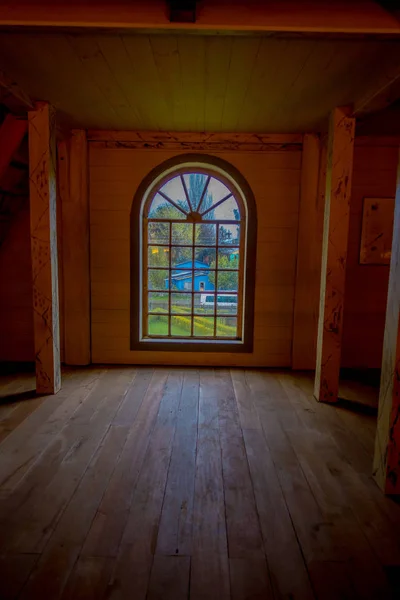 Vista interior da igreja histórica de Nercon, com uma linda janela mitral no templo católico localizado na comuna chilota de Castro sul do Chile, Patrimônio Mundial pela Unesco — Fotografia de Stock