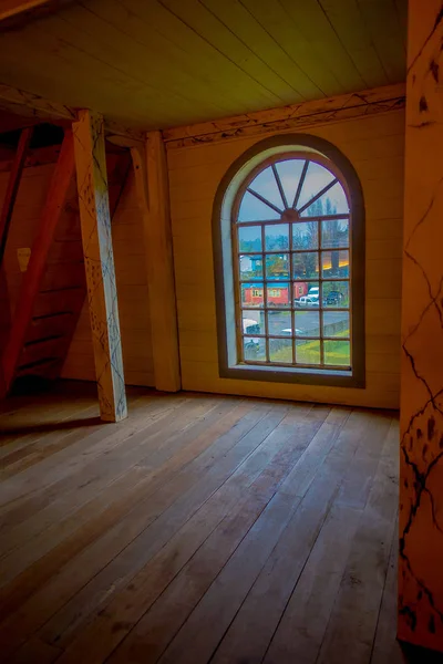 Vue intérieure de l'église historique de Nercon, avec de magnifiques fenêtres mitrales dans le temple catholique situé dans la commune chilota de Castro sud du Chili, site du patrimoine mondial par l'Unesco — Photo