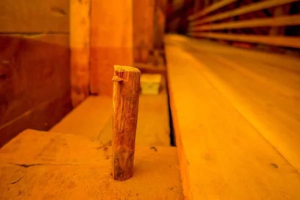 Seçici odak içinde Nercon tarihi kilise, Katolik Tapınağı bir dünya mirası Unesco tarafından tanınan Castro, Chiloe, chilota komün bulunan ahşap sopa ile yakın çekim — Stok fotoğraf