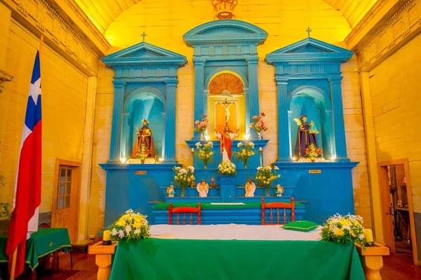 CHILOE, CHILE - 27 DE SEPTIEMBRE DE 2018: Vista interior de santos y estructuras de Jesús dentro de la iglesia en Nercón, reconocida como Patrimonio de la Humanidad por la Unesco —  Fotos de Stock