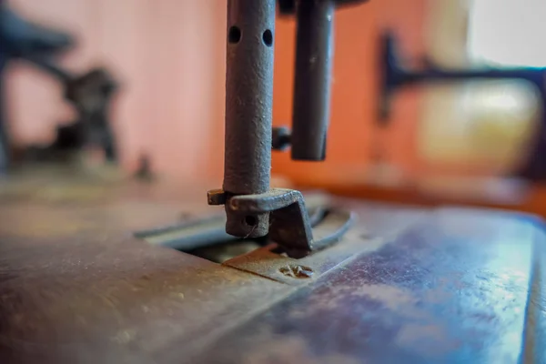 Seçici odak eski dikiş makinesi, closeup — Stok fotoğraf