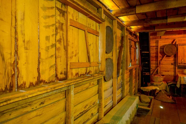 Vue intérieure de la maison bâtiment en bois dans l'exposition dans le musée de Chonchi, donné par les familles de Chonchi, ouvert en 1996 — Photo