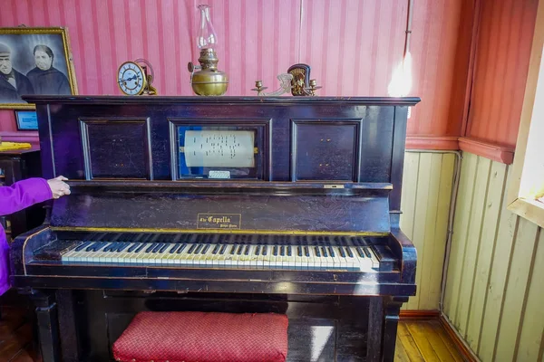 Chonchi (Chili), September, 27, 2018: Indoor weergave van zwarte piano binnenkant museum van chonchi gevuld met meubelen en ornamenten uit de jaren 1920, geschonken door families van Chonchi, geopend in 1996 — Stockfoto