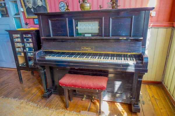 CHONCHI, CHILE, SEPTEMBRO, 27, 2018: Vista interior do piano preto dentro do museu de chonchi repleto de móveis e ornamentos da década de 1920, doados pelas famílias de Chonchi, inaugurado em 1996 — Fotografia de Stock