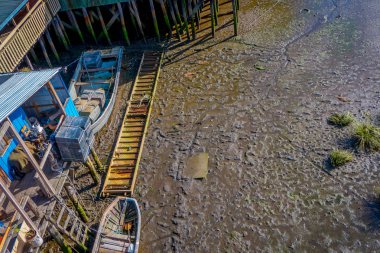 Tahta bacaklar palafitos Castro, Chiloe Adası, Patagonya'tek tekne ahşap binalar yanındaki görünümünü yukarıda