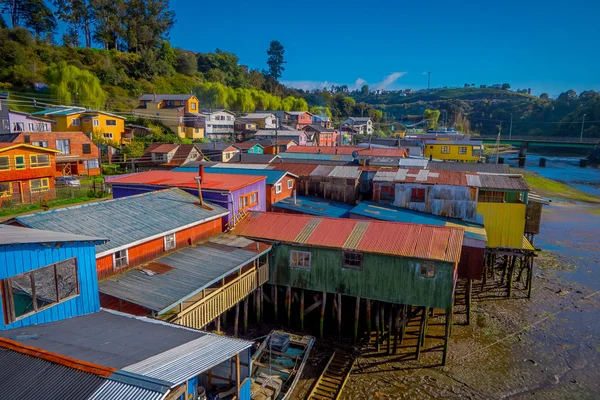 Acima de casas bonitas e coloridas em palafitos palafitos em Castro, Chiloe Island — Fotografia de Stock
