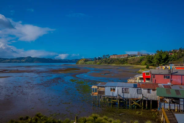 Vue extérieure de belles maisons en bois coorful sur pilotis palafitos, dans une vue de jour de marée basse dans une journée ensoleillée magnifique à Castro, Chiloe Island — Photo