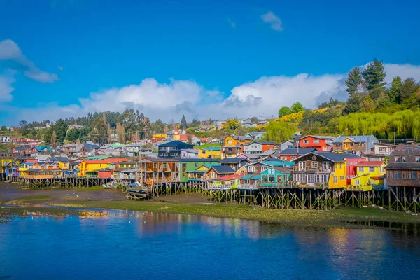 Chiloe, Chile - 27 září 2018: Loď blízko domy na kůlech palafitos v Castro, ostrov Chiloé, Patagonie — Stock fotografie