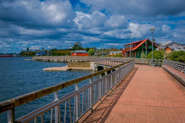 Vista al aire libre del magnífico y moderno muelle apedreado ubicado en Chacao, Chiloé Chile — Foto de Stock