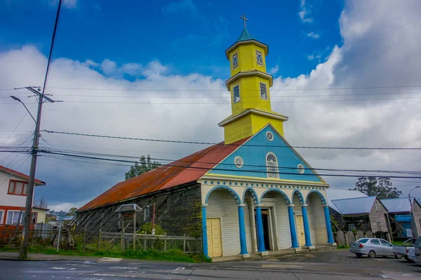Hiloe, 칠레-9 월 27, 2018: Chonchi, 칠레에서 Chiloe 섬에서에서 유명한 목조 교회. Nuestra 세 오 라 델 로사리오 — 스톡 사진