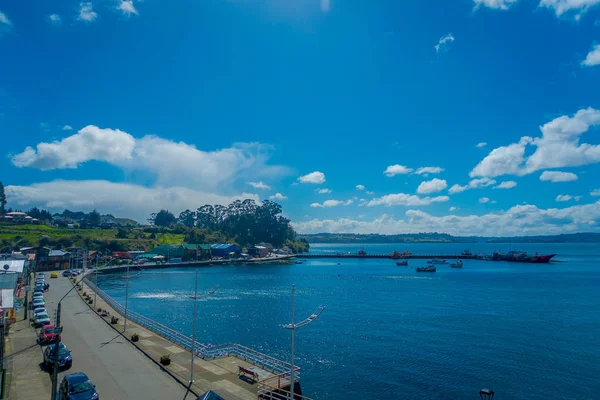 Chiloe, Şili - Eylül, 27, 2018: Chiloe islandm limanda muhteşem chonchi önünde sokakta park edilmiş araba görünümünü yukarıda güzel ahşap çevreleyen Şili'evler — Stok fotoğraf