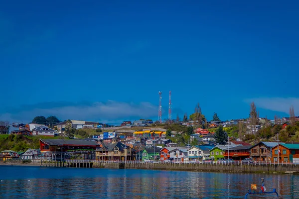 CHILOE, CHILI - 27 SEPTEMBRE 2018 : Belle vue extérieure sur les constructions de maisons en bois à l'horizontale du port de Chonchi sur l'île de Chiloe au Chili — Photo