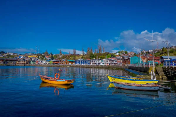 CHILOE, CHILE - SEPTEMBER, 27, 2018: Outdoor view of some boats in the chonchi harbour in Chiloe island Chile — Stock Photo, Image