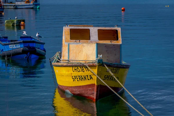 CHILOE, CHILE - 27 DE SEPTIEMBRE DE 2018: Vista al aire libre del barco de madera en el puerto de chonchi en la isla de Chiloé Chile — Foto de Stock