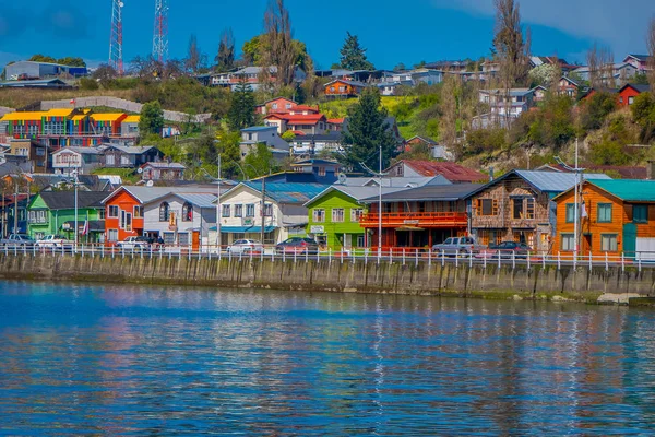 Chiloe, Şili - Eylül, 27, 2018: Chiloe islandm limanda muhteşem chonchi önünde sokakta park edilmiş araba görünümünü yukarıda güzel ahşap çevreleyen Şili'evler — Stok fotoğraf