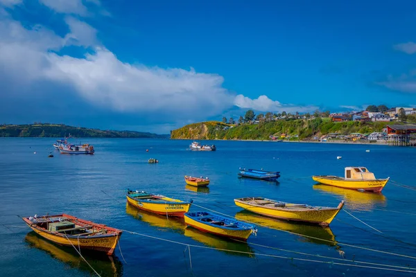 CHILOE, CHILE - SEPTEMBER, 27, 2018: Outdoor view of some boats in a row used for fishermans in the chonchi harbour in Chiloe island Chile — Stock Photo, Image