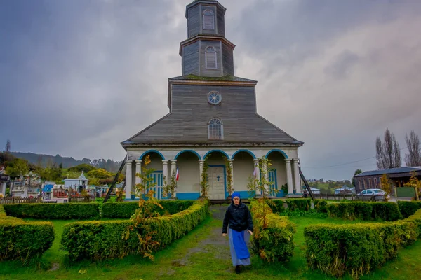 CHILOE, CHILE - 27 DE SEPTIEMBRE DE 2018: Vista al aire libre de la histórica iglesia de Nercón, templo católico ubicado en la comuna chilota de Castro, reconocida como Patrimonio de la Humanidad por la Unesco — Foto de Stock