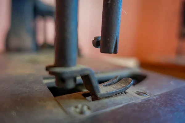 Closeup selektivní fokus ze starého šicího stroje — Stock fotografie