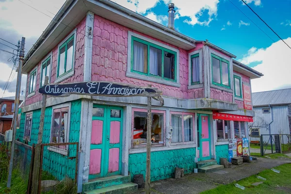Chiloe, chile - 27. September 2018: schöne Holzgebäude im Freien in chacao auf dem chilenischen Festland — Stockfoto