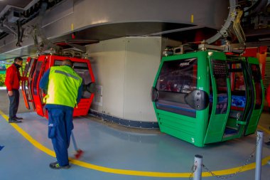 Santiago, Şili - 16 Ekim 2018: Kimliği belirsiz alt cleanning turists gemiye gondol için Santiago, Şili Cerro San Cristobal üzerinde nereye varış yeri