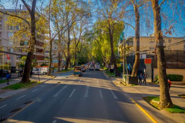 Santiago, Şili - 17 Eylül 2018: Açık görünümünde caras traffict ve Santiago, Şili'nin başkenti Forestal Park'a yakın Tanımlanamayan kişi