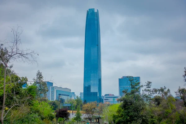 Santiago, Şili - 14 Eylül 2018: Güzel manzarası, Santiago de Chile mali Las Condes bölgesinde modern ofis binaları ile — Stok fotoğraf