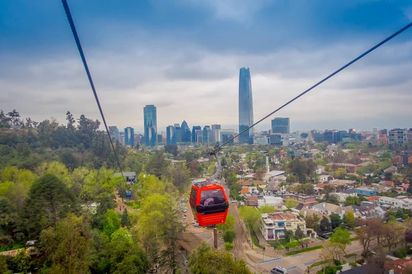 SANTIAGO, CHILE - 16 DE OCTUBRE DE 2018: Teleférico en la colina de San Cristóbal, con vista panorámica de Santiago de Chile — Foto de Stock