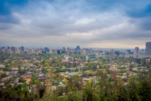 Sopra lo skyline di Santiago del Cile ai piedi della catena montuosa delle Ande e degli edifici nel distretto di Providencia — Foto Stock