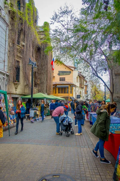 Σαντιάγκο, Χιλή - 14 Σεπτεμβρίου 2018: Τουρίστες περπατώντας στους δρόμους του κέντρου της πόλης του Σαντιάγο — Φωτογραφία Αρχείου