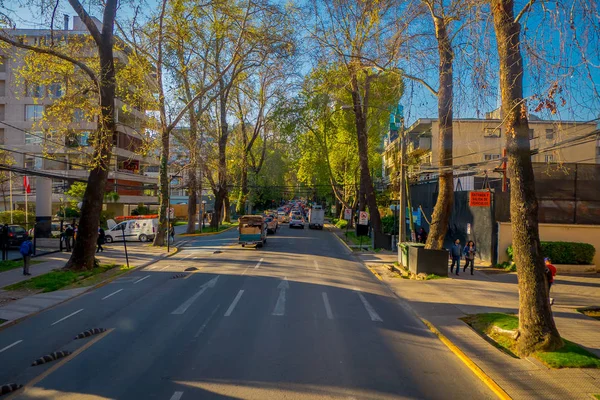 Santiago, chile - 17. September 2018: Außenansicht von Caras im verkehrsberuhigten und nicht identifizierten Bereich des Waldparks in santiago, der Hauptstadt Chiles — Stockfoto