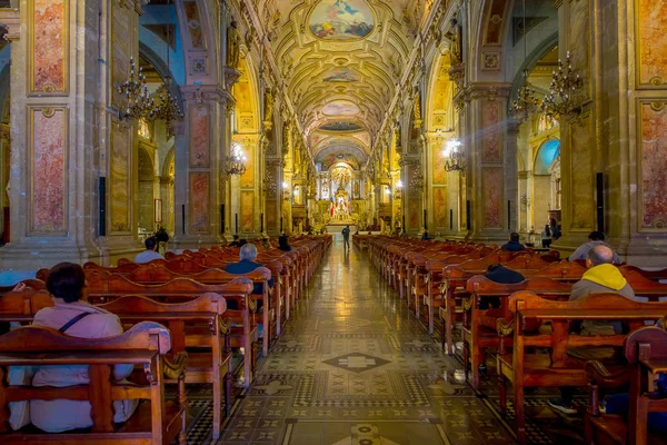 Santiago, Şili, 09 Ekim 2018: iç katedral Santiago de Compostela, dünya ünlü camino yürümek hacılar son hedefi, dua kimliği belirsiz kişi de Santiago — Stok fotoğraf