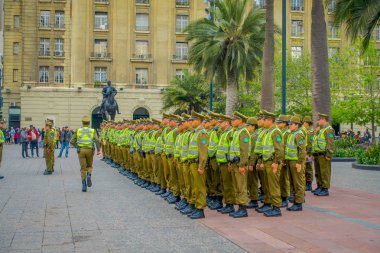 Santiago, Şili - 13 Eylül 2018: Açık kalabalık kalabalık segurity Santiago için kontrol etmek hazır doğrultusunda carabineros olarak adlandırılan polis görünümünü